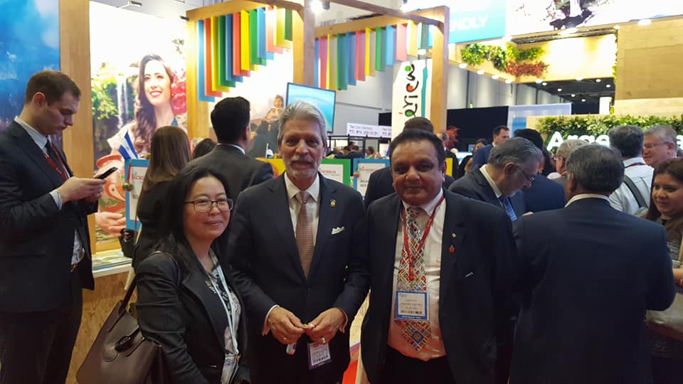 Excmo. Sr. Ministro de Turismo de Costa Rica Don Mauricio Ventura, atiende durante la WTM a dos mayoristas británicos que visitaron Centroamérica durante la CATM.